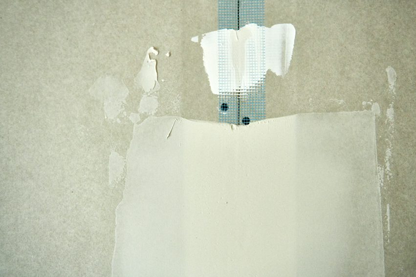 Charles Harzic au travail - jointoyage de cloisons sèches